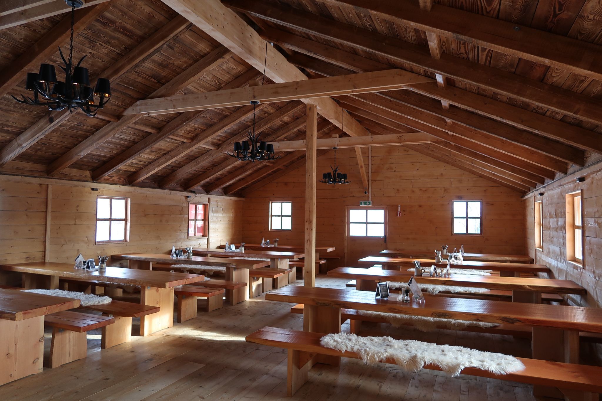 Der Gastraum der Alm